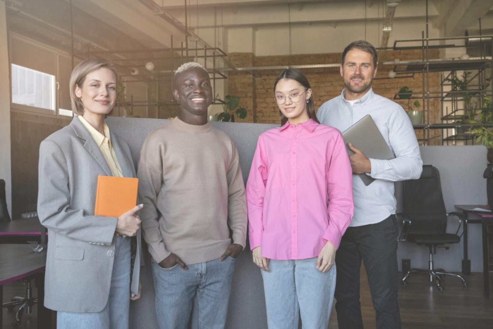 Professionnel travaillant sur ordinateur portable avec documents financiers